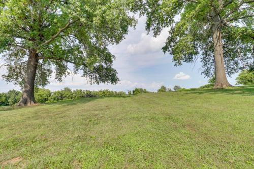 Remodeled Columbia Home: 14 Mi to St Louis in Columbia (IL)