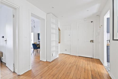 Luxurious 2 Bedroom Apartment Nation Free Netflix - image 13