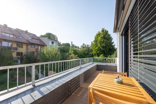 ระเบียง/ชานเรือน, Large Apartment in a Quiet Area with Terrace & Free Garage in เรชโกวิเชอ อาโมคราโฮรา