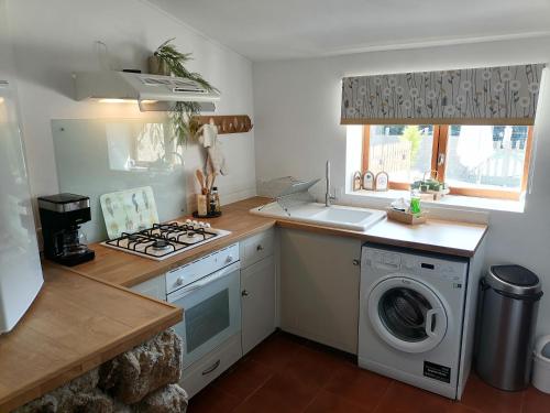 virtuve, Rosemarie's Den in Saint-Saud-Lacoussiere