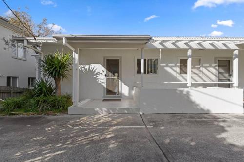 2BDR Beachside Bliss in Wamberal in Wamberal