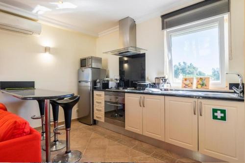 Kitchen, Oasis Tropical, Jardim e Piscina! in Vale da Arrancada