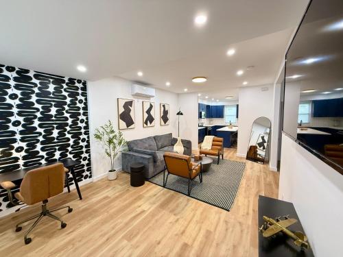 Chic Bronx Home By Montefiore Hospital, Williams Bridge