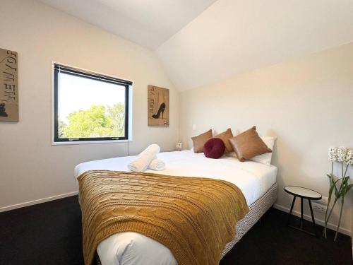 Peacock Three Bedroom Townhouse with Private Garage - image 2