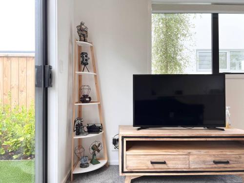 Salisbury One Bedroom Townhouse with Courtyard and Two TVs - image 3