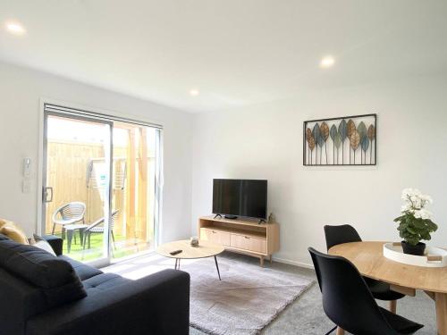 Salisbury Townhouse with Courtyard and Workspace - image 5