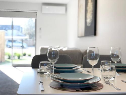 Parkside Two Bedroom Townhouse with Free Parking - image 4