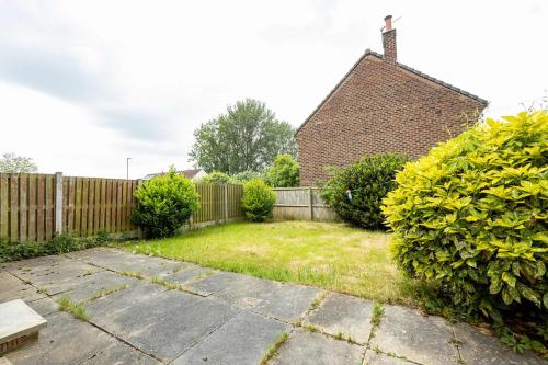 Bright and Modern 2 Bed Home w Garden in Liverpool in ฮายทัน