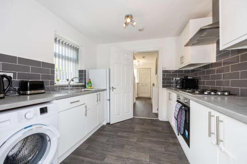 Bright and Modern 2 Bed Home w Garden in Liverpool in ฮายทัน