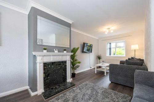 Bright and Modern 2 Bed Home w Garden in Liverpool – khách sạn tại Huyton