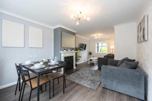 Bright and Modern 2 Bed Home w Garden in Liverpool in ฮายทัน