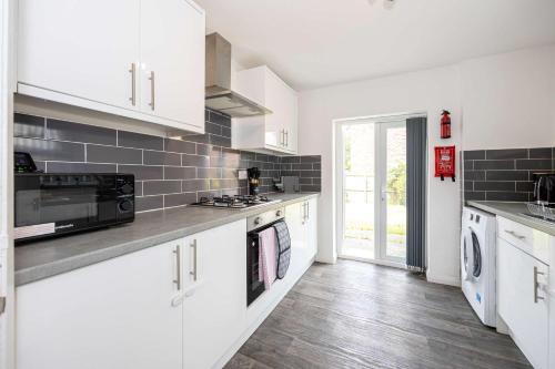 Bright and Modern 2 Bed Home w Garden in Liverpool in ฮายทัน
