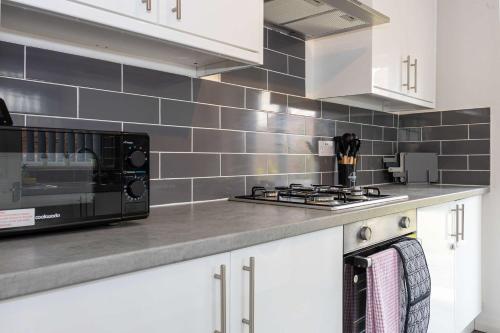 Bright and Modern 2 Bed Home w Garden in Liverpool in ฮายทัน