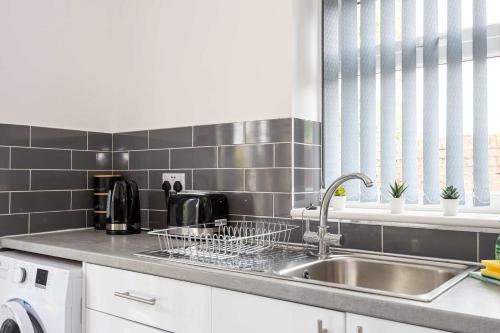 Bright and Modern 2 Bed Home w Garden in Liverpool in ฮายทัน