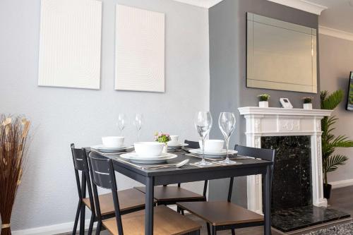 Bright and Modern 2 Bed Home w Garden in Liverpool in ฮายทัน