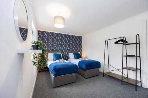 Bright and Modern 2 Bed Home w Garden in Liverpool in ฮายทัน