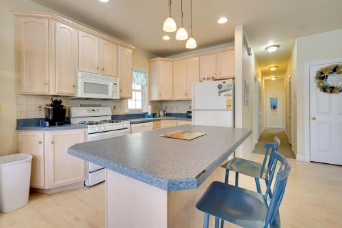 Sunny Ocean City Retreat about Qtr-Mi to Beach! in Ocean City, USA
