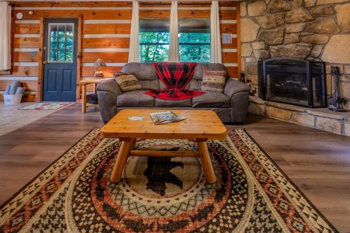 Views, King & Sofa bed, Hot tub, Firepit and Deck in Гэтлинбург (Теннесси )