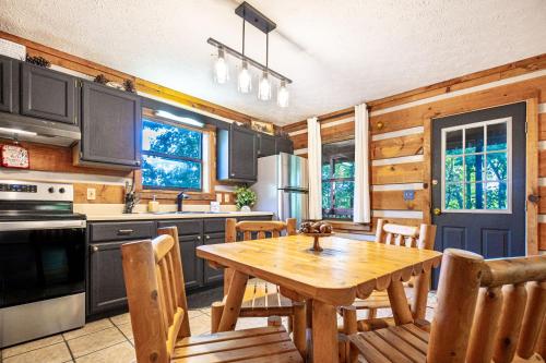 Views, King & Sofa bed, Hot tub, Firepit and Deck in Гэтлинбург (Теннесси )