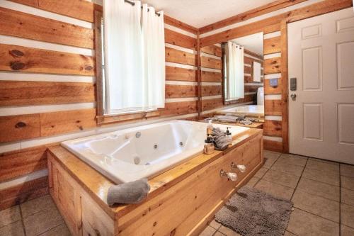 Views, King & Sofa bed, Hot tub, Firepit and Deck in Гэтлинбург (Теннесси )