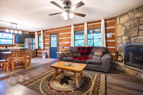 Views, King & Sofa bed, Hot tub, Firepit and Deck in Гэтлинбург (Теннесси )