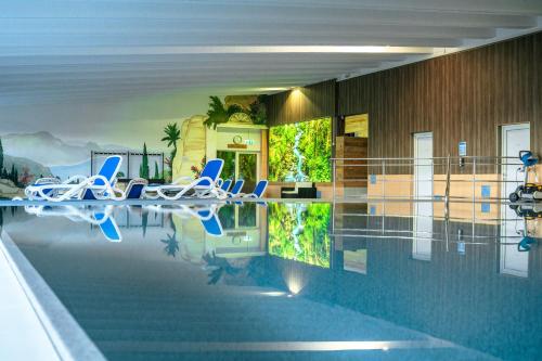 泳池, 塔尼霍夫鄉村酒店 (Landhotel Tannenhof) in 施皮格勞