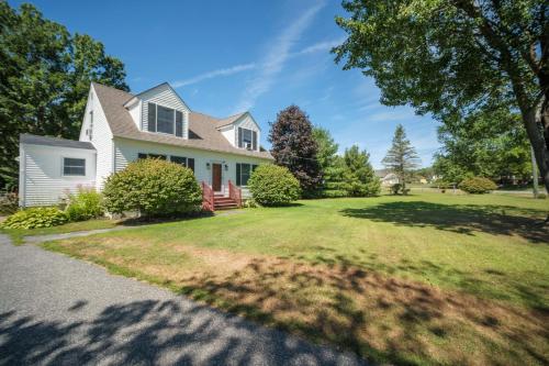ทัศนียภาพภายนอกโรงแรม, Spacious Country Home, Hot Tub, Fire Pit, Deck in วอเตอร์วิลล์ (ME)