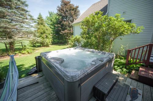 Spacious Country Home, Hot Tub, Fire Pit, Deck
