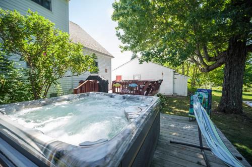 สภาพแวดล้อมโดยรอบ, Spacious Country Home, Hot Tub, Fire Pit, Deck in วอเตอร์วิลล์ (ME)