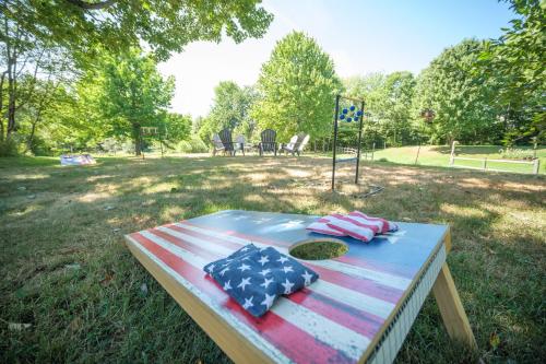 สภาพแวดล้อมโดยรอบ, Spacious Country Home, Hot Tub, Fire Pit, Deck in วอเตอร์วิลล์ (ME)