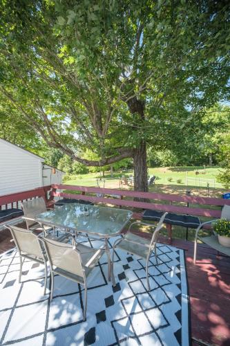 บริการและสิ่งอำนวยความสะดวก, Spacious Country Home, Hot Tub, Fire Pit, Deck in วอเตอร์วิลล์ (ME)