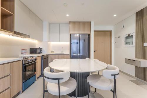Elite LUX Holiday Homes - Island Park Escape: Modern 2BR Gem Dubai, Dubai (photo 6)