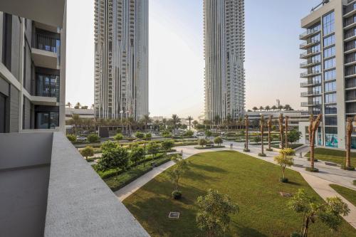 Elite LUX Holiday Homes - Island Park Escape: Modern 2BR Gem Dubai, Dubai (photo 7)