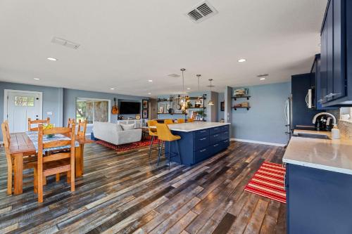 Konyha, Secluded Hill Country Getaway: Hot Tub, Swim Spa and Beautiful Views in Jonestown (TX)