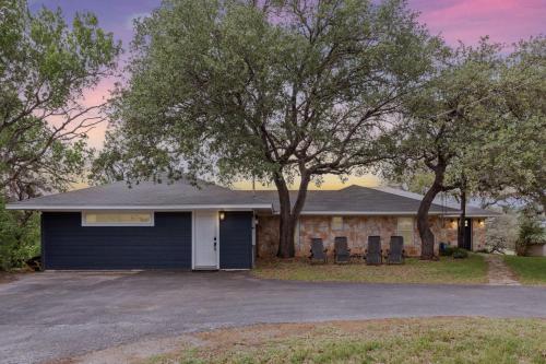 Фасада на хотела, Secluded Hill Country Getaway: Hot Tub, Swim Spa and Beautiful Views in Jonestown