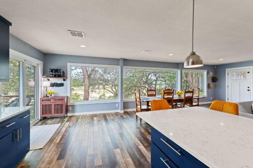Konyha, Secluded Hill Country Getaway: Hot Tub, Swim Spa and Beautiful Views in Jonestown (TX)