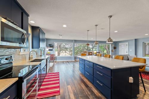 Konyha, Secluded Hill Country Getaway: Hot Tub, Swim Spa and Beautiful Views in Jonestown (TX)