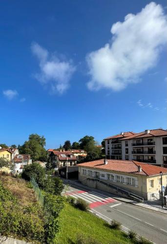 El jardín de Max, apartamento céntrico con jardín privado y parking (El jardin de Max, apartamento centrico con jardin privado y parking) in Comillas