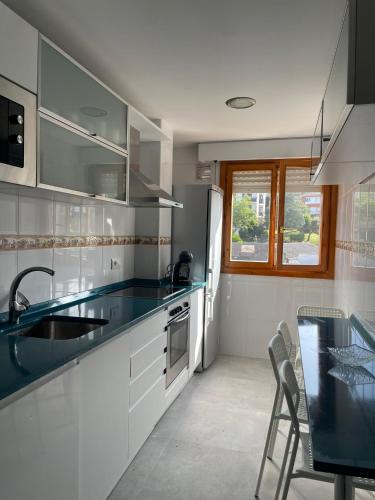 Konyha, El jardín de Max, apartamento céntrico con jardín privado y parking (El jardin de Max, apartamento centrico con jardin privado y parking) in Comillas