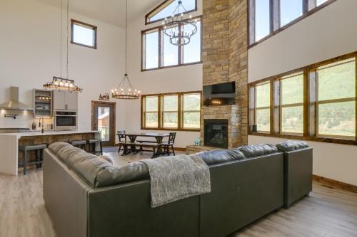 Hot Tub, Pool Table & Fireplace: 5 Mi to Breck! – khách sạn tại Sông Blue