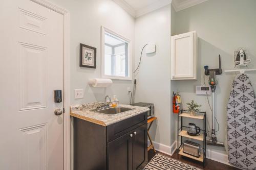 Létesítmények, Victorian Modern Room in Carriage House - Unit A near Forsyth Park