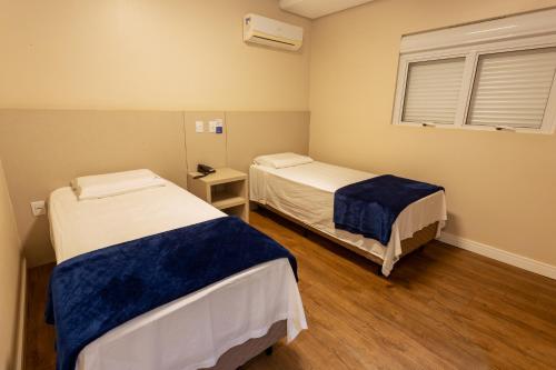 2 twin beds