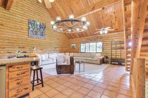 Ski, Hike & More: Homey Huntsville Retreat! in Hantsvila (UT)