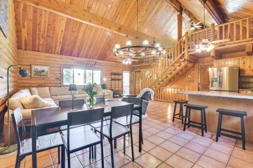 Ski, Hike & More: Homey Huntsville Retreat! in Hantsvila (UT)