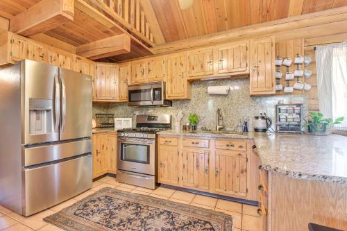 Ski, Hike & More: Homey Huntsville Retreat! in Hantsvila (UT)
