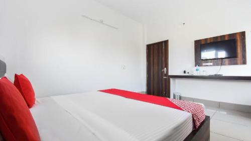 Hotel Bhardwaj  in กรนาล