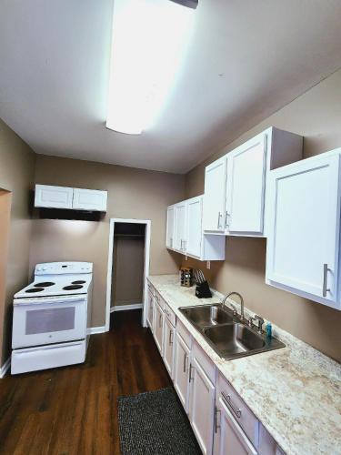 Spacious 6-Bedroom Retreat in Central Lafayette Perfect for Groups & Families in Centru oraş Lafayette