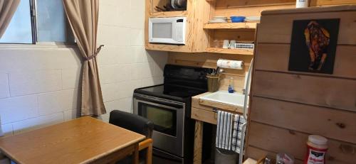 Dog Friendly Room with a Queen Bed and Kitchenette at the Cedaredge Lodge in Cedaredge
