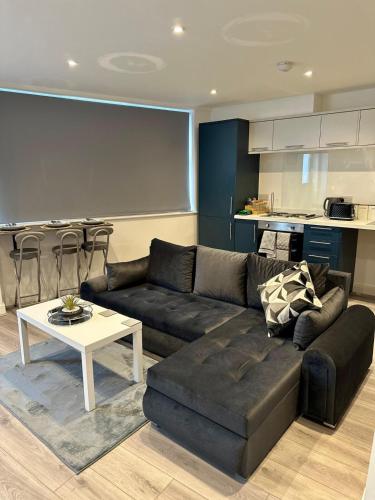 City Centre 2 Bedroom Apartment Sleeps 7 Free Parking Near Arena and NTU