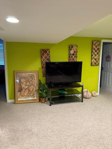 LOVELY 2 BEDROOMS APPARTEMENT, LAUNDRY/PARKING/TV in Silver Spring, USA